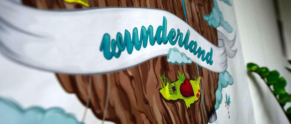 Die 6Wunderkinder schreiben an ihrer App im Wunderland herum - das Logo des Start-ups in ihrem Hauptquartier in Mitte.