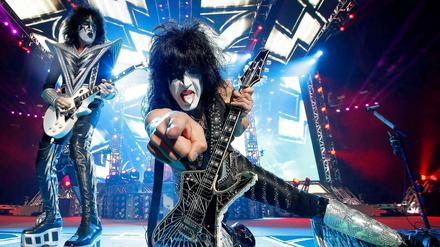 Auf großem Fuß musizieren. Sänger Paul Stanley (r.) und Gitarrist Tommy Thayer bleiben der Plateausohle treu.