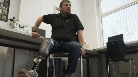 Der Östereicher Wolfgang Rangger mit seiner "fühlenden Beinprothese" am Montag an der Universität von Linz.