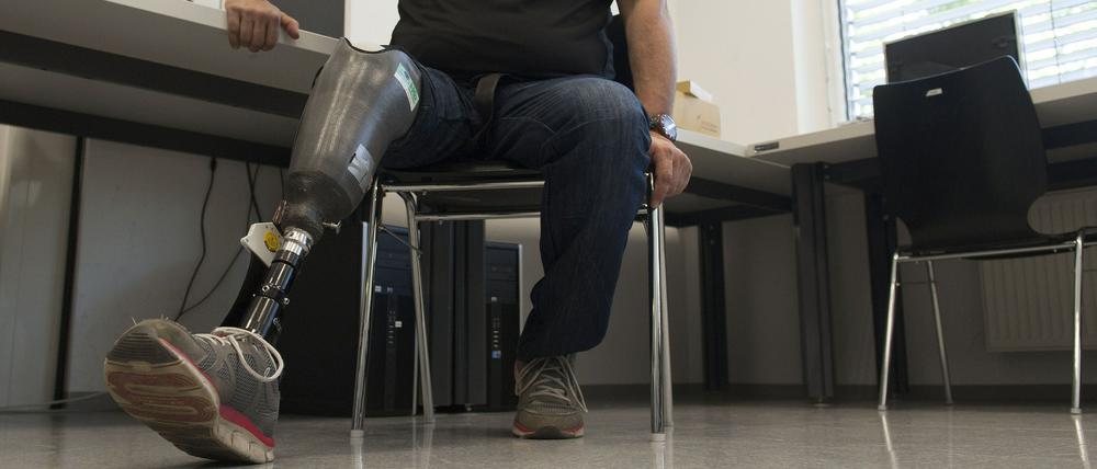Der Östereicher Wolfgang Rangger mit seiner "fühlenden Beinprothese" am Montag an der Universität von Linz. 