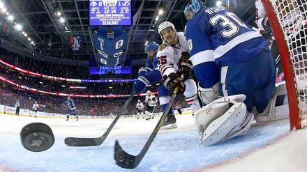 Der Puck tanzt auf der Linie: Im zweiten Finalspiel hatte Tampa Bay letztlich das nötige Glück und gewann mit 4:3.