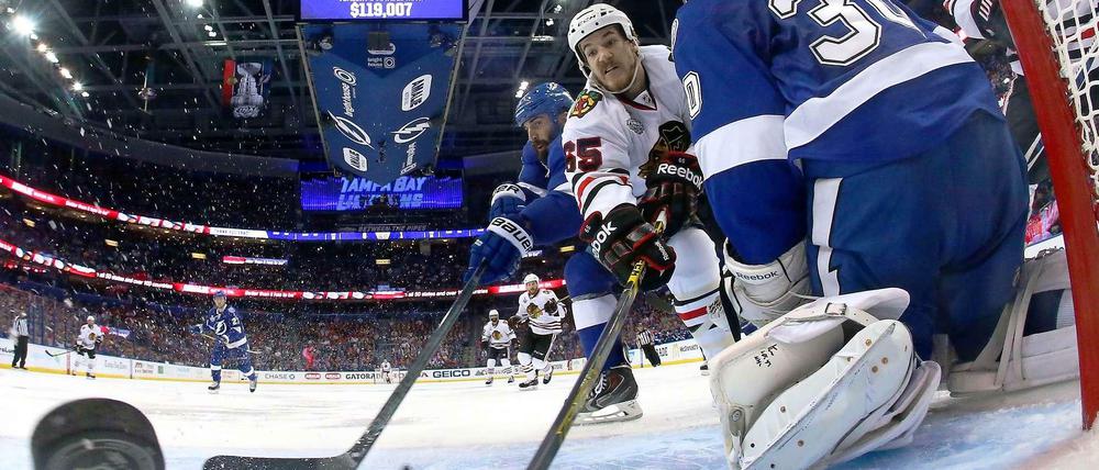 Der Puck tanzt auf der Linie: Im zweiten Finalspiel hatte Tampa Bay letztlich das nötige Glück und gewann mit 4:3.