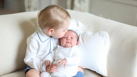 Der britische Prinz George mit seiner kleinen Schwester Prinzessin Charlotte