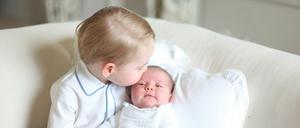 Der britische Prinz George mit seiner kleinen Schwester Prinzessin Charlotte