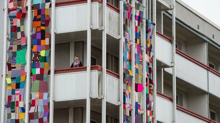 Ein ehemaliger DDR-Wohnblock in der Stadt Forst (Brandenburg) an der Grenze zu Polen sieht seit kurzem kunterbund aus. Strick- und Häkelfans haben dafür zu den Nadeln gegriffen. Eine Handarbeitsgruppe nähte die Quadrate zusammen - die Wollbahnen hängen jetzt an Balkons des Wohnblocks in der Innenstadt. Zu sehen ist Katrin Berger, eine der Initiatorinnen der Aktion. Die Stadt feiert in diesem Jahr ihre 750 Jahre alte Geschichte.