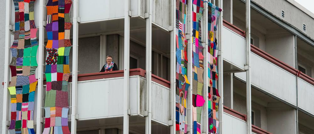 Ein ehemaliger DDR-Wohnblock in der Stadt Forst (Brandenburg) an der Grenze zu Polen sieht seit kurzem kunterbund aus. Strick- und Häkelfans haben dafür zu den Nadeln gegriffen. Eine Handarbeitsgruppe nähte die Quadrate zusammen - die Wollbahnen hängen jetzt an Balkons des Wohnblocks in der Innenstadt. Zu sehen ist Katrin Berger, eine der Initiatorinnen der Aktion. Die Stadt feiert in diesem Jahr ihre 750 Jahre alte Geschichte.