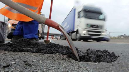 Verfallende Infrastruktur in Deutschland. Ein Schlagloch auf der Autobahn 5 wird gefüllt.