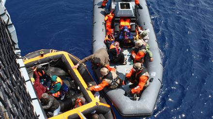 Soldaten der deutschen Fregatte "Hessen" nehmen auf dem Mittelmeer Flüchtlinge an Bord.