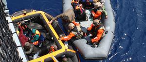 Soldaten der deutschen Fregatte "Hessen" nehmen auf dem Mittelmeer Flüchtlinge an Bord.