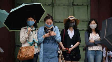 Aus Angst vor dem Mers-Virus tragen viele Menschen in Südkorea Gesichtsmasken. Hier Touristen in Seoul.