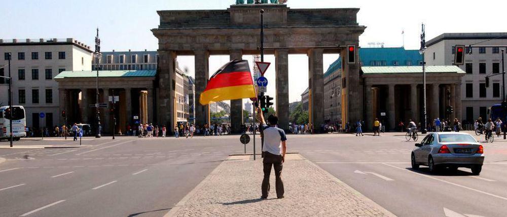 Und jetzt alle: Stimmung! Fanmeile ohne Fußball macht irre Spaß - wir haben es 2007 (exakt ein Jahr nach der WM) auch schon mal ausprobiert. Wir haben bis heute Mitleid mit dem Kollegen, der fröhlich von Autofahrern angehupt worden ist. 