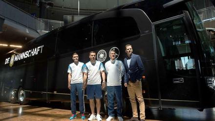 Vier Männer und ein Bus. Manager Oliver Bierhoff (r.) und die Nationalspieler Schweinsteiger, Podolski und Hector präsentieren die neue Marke auf fahrbarem Untersatz.