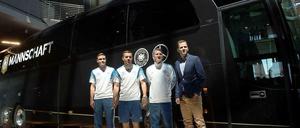 Vier Männer und ein Bus. Manager Oliver Bierhoff (r.) und die Nationalspieler Schweinsteiger, Podolski und Hector präsentieren die neue Marke auf fahrbarem Untersatz.