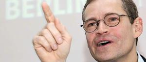 Da fliegt was! Michael Müller (SPD), Regierender Bürgermeister und künftiger BER-Aufsichtsratschef.