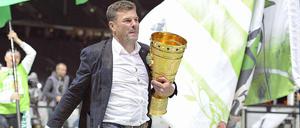 Berlin, Berlin, ich bring' ihn nach Berlin. VfL-Wolfsburg-Trainer Dieter Hecking mit dem DFB-Pokal unterm Arm.