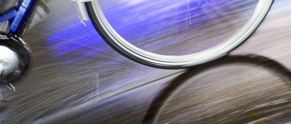 Vorsicht ist besser als Nachsicht: Gerade bei Dunkelheit, Regen und schnellen Fahrten können fehlende Sicherheitsvorkehrungen verhängnisvoll sein.