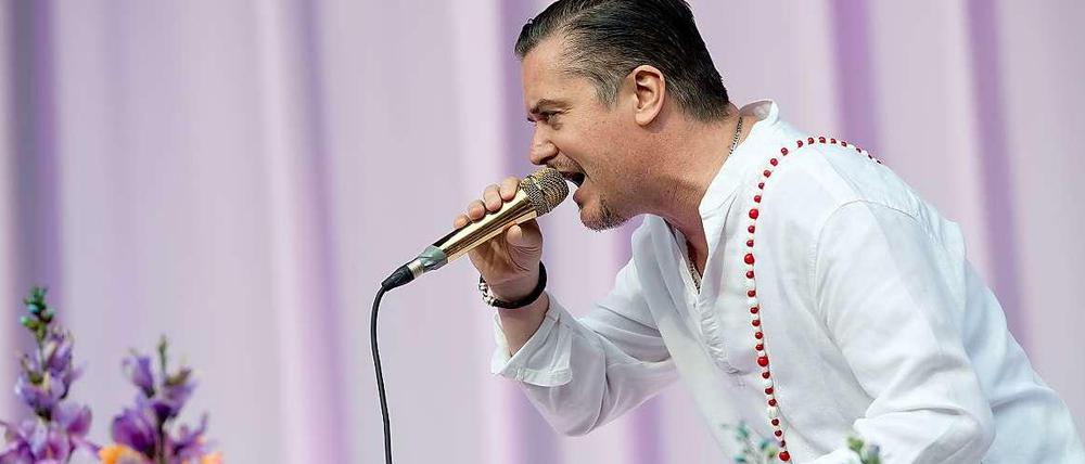 Flower Power. Sänger Mike Patton von der Rockband Faith No More. 