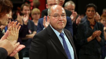 Der Fraktionsvorsitzende der Linken Gregor Gysi nimmt in Bielefeld (Nordrhein-Westfalen) auf dem Parteitag nach seiner Rede den Applaus der Delegierten, entgegen.
