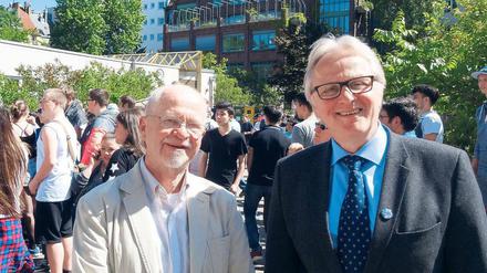 Festbesuch. Bildungsforscher Klaus Klemm, hier mit Schulleiter Paul Schuknecht (r.), würdigte die Erfolge der Schule. 