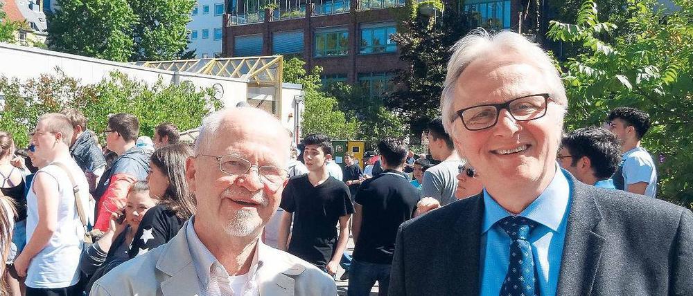Festbesuch. Bildungsforscher Klaus Klemm, hier mit Schulleiter Paul Schuknecht (r.), würdigte die Erfolge der Schule. 