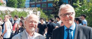 Festbesuch. Bildungsforscher Klaus Klemm, hier mit Schulleiter Paul Schuknecht (r.), würdigte die Erfolge der Schule. 