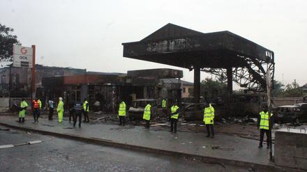 Polizisten und Rettungskräfte vor der abgebrannten Tankstelle in Accra. Bei einer Explosion in Ghana sind 150 Menschen ums Leben gekommen.