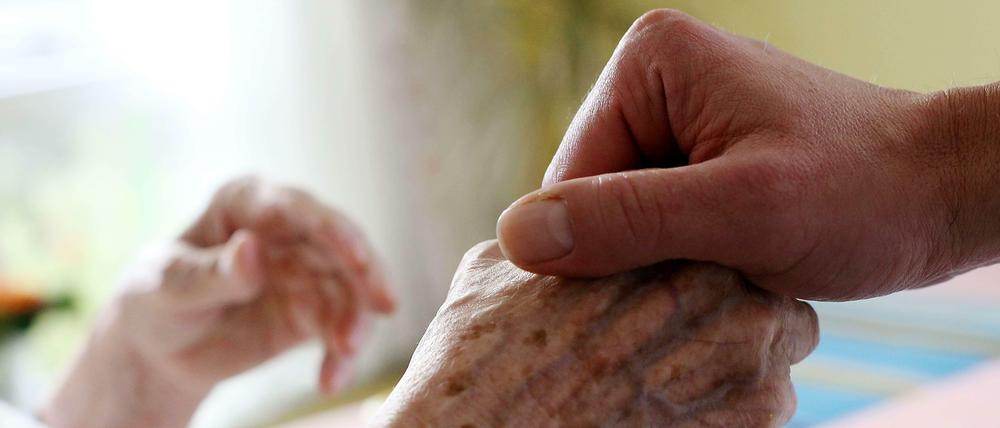 Der Europäische Gerichtshof für Menschenrechte hat in einem Streit um die künstliche Ernährung eines Wachkoma-Patienten die passive Sterbehilfe zugelassen.