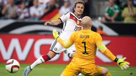 Einmal drin, aber oft daneben. Mario Götze (l.) scheitert an Torhüter Brad Guzan aus den USA. 