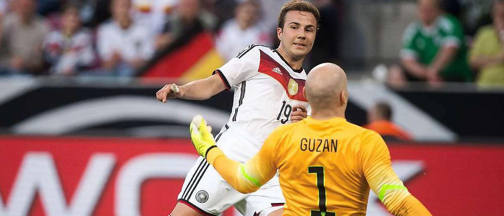 Einmal drin, aber oft daneben. Mario Götze (l.) scheitert an Torhüter Brad Guzan aus den USA.