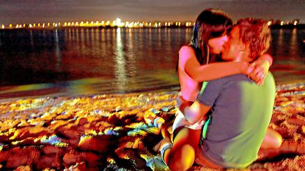 Dieses junge Pärchen am Strand hat keine Probleme, aber Millionen Frauen leiden unter Unlust auf Sex. Die "Viagra für die Frau" könnte ändern, was Männern längst zugänglich ist.