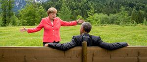 Ein Foto geht um die Welt und motivert im Internet viele Menschen zu lustigen Montage-Bildern. Kanzlerin Angela Merkel mit ausgebreiteten Armen vor dem sitzenden US-Präsidenten Barack Obama in Garmisch-Partenkirchen beim Treffen der G7 am Dienstag.