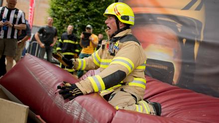 Alexander Meyer von der Berufsfeuerwehr Göttingen springt am Mittwoch auf eine Weichbodenmatte beim Feuerwehrwettkampf "Toughest Firefighter Alive" (TFA) bei der Fachmesse für Brand- und Katastrophenschutz Interschutz in der Messe Hannover (Niedersachsen) in ein Kissen. Feuerwehrkräfte aus der ganzen Welt kämpfen in dieser Woche um den Titel "Der härteste Feuerwehrmann der Welt".