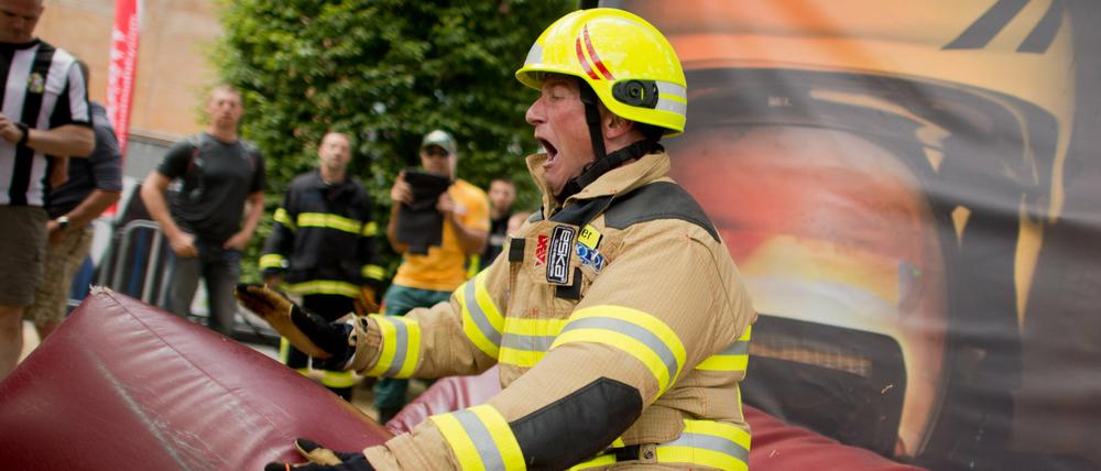 Alexander Meyer von der Berufsfeuerwehr Göttingen springt am Mittwoch auf eine Weichbodenmatte beim Feuerwehrwettkampf "Toughest Firefighter Alive" (TFA) bei der Fachmesse für Brand- und Katastrophenschutz Interschutz in der Messe Hannover (Niedersachsen) in ein Kissen. Feuerwehrkräfte aus der ganzen Welt kämpfen in dieser Woche um den Titel "Der härteste Feuerwehrmann der Welt".