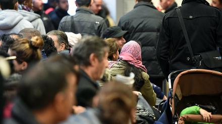 Asylantragsteller im Lageso. Die Behörde ist komplett überlastet. An einem normalen Tag kommen um 1800 Menschen. 