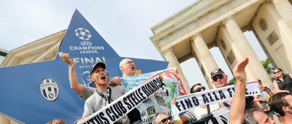 Fans von Juventus Turin posieren am 06.06.2015 vor dem Champions League Finale am Brandenburger Tor in Berlin.