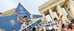 Fans von Juventus Turin posieren am 06.06.2015 vor dem Champions League Finale am Brandenburger Tor in Berlin. 