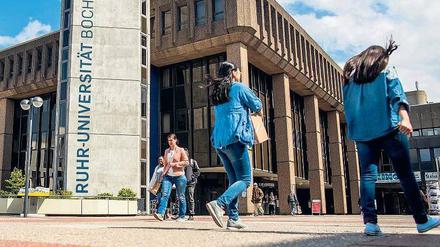 Licht und Schatten. Nordrhein-Westfalen will Befristungen an Hochschulen eindämmen. Aber promovierenden Mitarbeitern droht nach einem Jahr das Aus. 