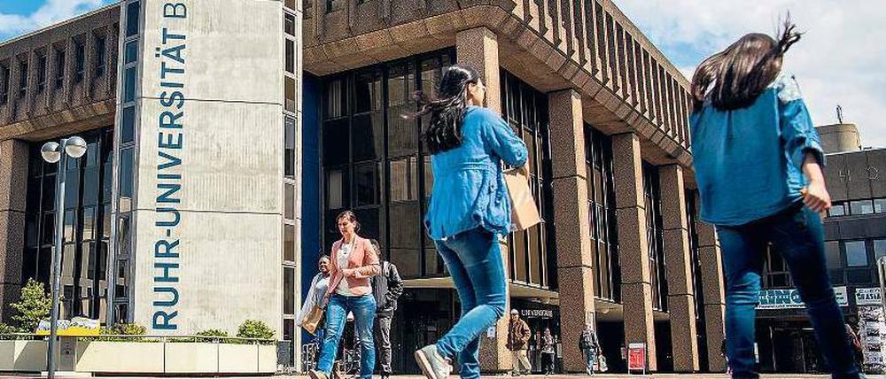 Licht und Schatten. Nordrhein-Westfalen will Befristungen an Hochschulen eindämmen. Aber promovierenden Mitarbeitern droht nach einem Jahr das Aus.