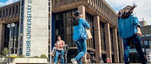 Licht und Schatten. Nordrhein-Westfalen will Befristungen an Hochschulen eindämmen. Aber promovierenden Mitarbeitern droht nach einem Jahr das Aus. 