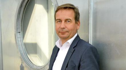 Hoch hinaus. Centermanager Uwe Timm (51) auf dem Dach des Europa-Centers. Nicht im Bild ist der berühmte Mercedes-Stern, der sich ein paar Meter darüber dreht.