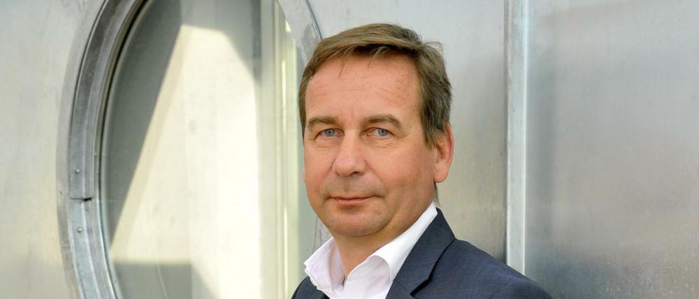 Hoch hinaus. Centermanager Uwe Timm (51) auf dem Dach des Europa-Centers. Nicht im Bild ist der berühmte Mercedes-Stern, der sich ein paar Meter darüber dreht.
