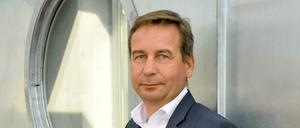 Hoch hinaus. Centermanager Uwe Timm (51) auf dem Dach des Europa-Centers. Nicht im Bild ist der berühmte Mercedes-Stern, der sich ein paar Meter darüber dreht.