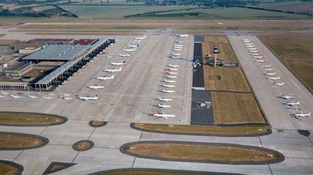 Ein irres Bild, das Bernd Clemens da aus dem Flugzeug geschossen hat: Am BER parken die Fanflieger anlässlich des Champions-League-Endspiels. Dort, wo die grüne Wiese mit dem Tower ist, soll übrigens einmal das zweite Terminal entstehen.