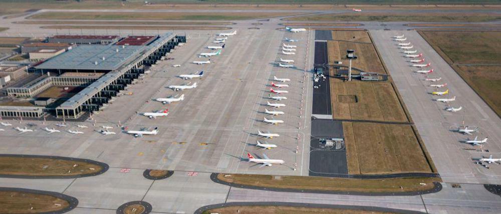 Ein irres Bild, das Bernd Clemens da aus dem Flugzeug geschossen hat: Am BER parken die Fanflieger anlässlich des Champions-League-Endspiels. Dort, wo die grüne Wiese mit dem Tower ist, soll übrigens einmal das zweite Terminal entstehen.