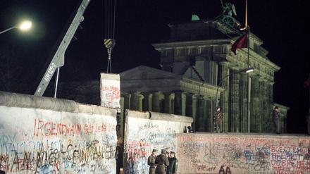 Schon kurz nach dem Mauerfall im November 1989 wurde die Mauer löchrich. Doch erst im Juni 1990 begann der Abriss des Betonwalls.