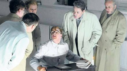 Polizistensohn Siggi Jepsen (Peter Miklusz, Mitte) in "Die Deutschstunde".