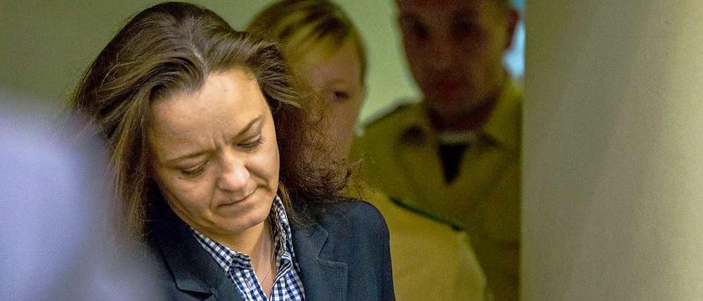 Die Angeklagte Beate Zschäpe wird am 208. Prozesstag in den Verhandlungssaal geführt.