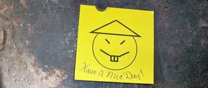 "Have a Nice Day" steht auf einem Zettel in einem Gefängnis von New York, den zwei Insassen bei ihrem Ausbruch hinterlassen haben.