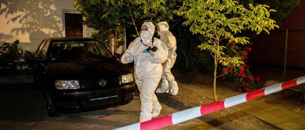 Mitarbeiter der Spurensicherung der Polizei stehen am Dienstag vor einem Haus in Hannover. Ein Hausbesitzer hat mit einer Schusswaffe auf einen 18-jährigen mutmaßlichen Einbrecher gefeuert und ihn dabei tödlich verletzt.