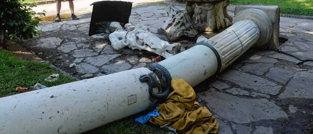 Eine Frau aus Bayern ist Samstagnacht im Innsbrucker Waltherpark in einer Hängematte von einer umstürzenden Steinsäule erschlagen worden.